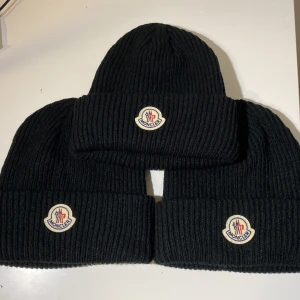 Moncler mössa  - Sälje är mina moncler mössor. Perfekt till vintern. Skriv för mer bilder. Priset kan diskuteras vid en snabb affär.