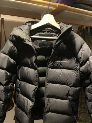 Peak performance  -  Hej jag se vem är så söker du ha något använder mer. Det är storlek S men det passar storlek M för det är en stor storlek S. Den är helt ny oanvänd två gånger. Köpt för 3800 säljs snabbt för 3400. Vid info eller intresse fler foton skicka dom frakt möta.