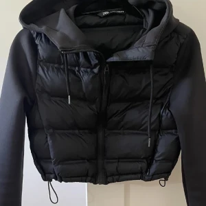 Zara Jacka - OBS (lånad första bild) En cropped jacka från Zara köpt från en annan tjej på plick. Väldigt skön och fin. Använde denna endast en gång och inge mer då jag köpt andra jackor med.♥️ Det är bara och kontakta om ni vill att jag tar fler bilder med den på