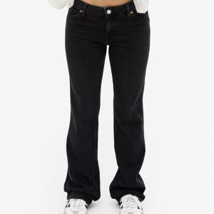 ❣️Helt nya jeans från Monki i modellen Wakumi!!❣️ • Endast använda en gång då de är lite för stora på mig (obs tjejen på bilden är strlk 30).  •Finns inga som helst tecken på slitage❣️❣️  Mått: Midja 38cm Innerbenslängd 80cm Ytterbenslängd 105cm 