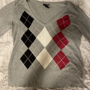 Tjocktröja - Super söt tjocktröja som är perfekt nu till hösten🍂 Lite off shoulder och köpt secound hand💕