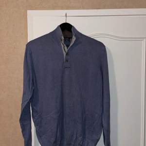 Säljer en Massimo Dutti tröja i utmärkt skick. Förutom att en knapp är av. Tidlös stil och bekväm passform. Pris: 150kr. Kontakta mig om du är intresserad