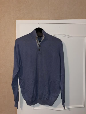 Massimo Dutti tröja - Säljer en Massimo Dutti tröja i utmärkt skick. Förutom att en knapp är av. Tidlös stil och bekväm passform. Pris: 150kr. Kontakta mig om du är intresserad