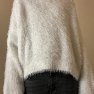Stickad tröja - Säljer denna skit snygga stickade fluff tröjan från hm!💕
