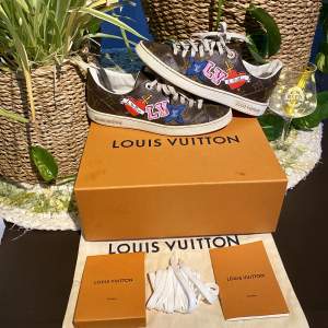 Hej, säljer min tjejs oerhört snygga Louis Vuitton sneakers i limiterad utgåva. Sällsynta & unika. Fantastisk kvalite. Box, påse, snören, bok, kvitto medföljer. Strl 36 & True To Size. DM för fler bilder. Nypris 8000kr+. Pris kan diskuteras. Hör av er.