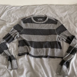 Randig tröja - Tunn randig stickad tröja i mjukt material, är croppad. Köpt på second hand.