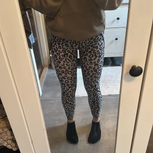 Leopard träningstights  - Jättefina leopard mönstrade träningstights från Lindex, de är i storleken 146/152 men passar mig som har S.
