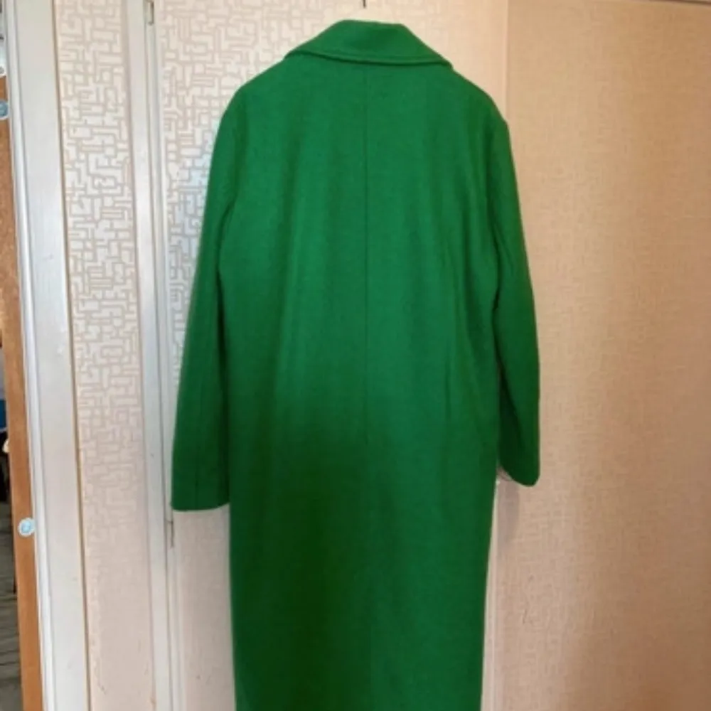 Grön lång kappa från Gina, oanvänd stprlek M,38. Jackor.