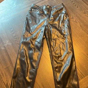 Fejk skinn byxor - Byxorna är från H&M i storlek 40, en liten brist i sömen uppe vid gylfen ( se bild 2 ). Använd några få gånger.