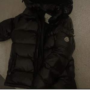 Säljer denna Moncler jacka, som jag köpt här på Plick men som tyvärr inte passade i storleken och det är anledningen till att jag säljer den vidare.  Passar som S/M, damstorlek och är perfekt nu till vintern.💗 Bilderna är lånade av den första säljaren