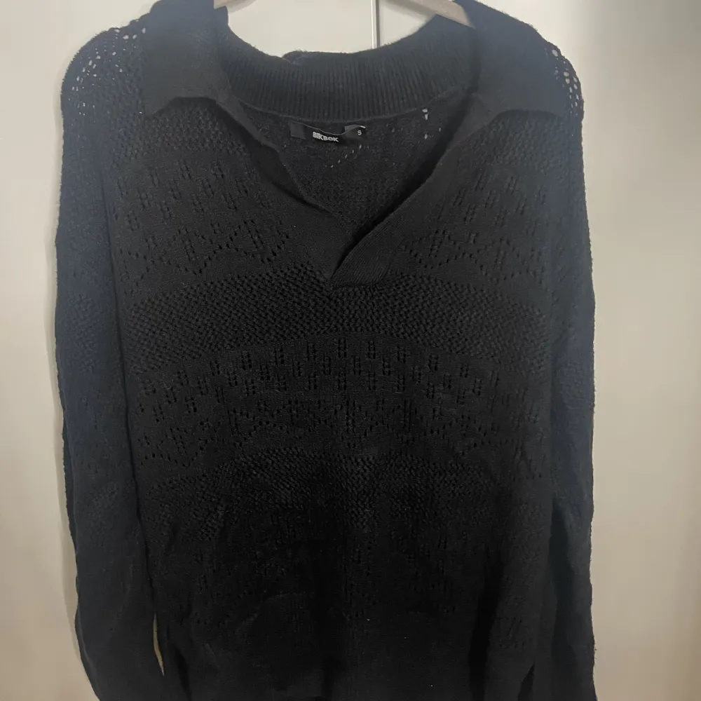 Svart stickad tröja från BikBok i storlek S - Ordinare pris 499 kronor - Anvämd 1 gång - Köparen står för frakten - Inga returer - Betalning via köp direkt . Stickat.