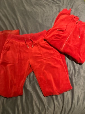 Juicy couture set - Använda men bra skick  Säljer dem då dem inte kommer till användning💗 Säljer båda för 1000kr men går o förhandla💞🤗
