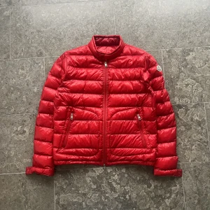 Moncler acorus - Tjenare! Säljer nu denna välvårdade moncler acorus. Grymt skick, inga konstigheter! Storlek 3, motsvarar en medium. Pris 3499kr, nypris 10 899kr! Köpt på nk i göteborg för ca 1,5 år sedan, sparsamt använd.
