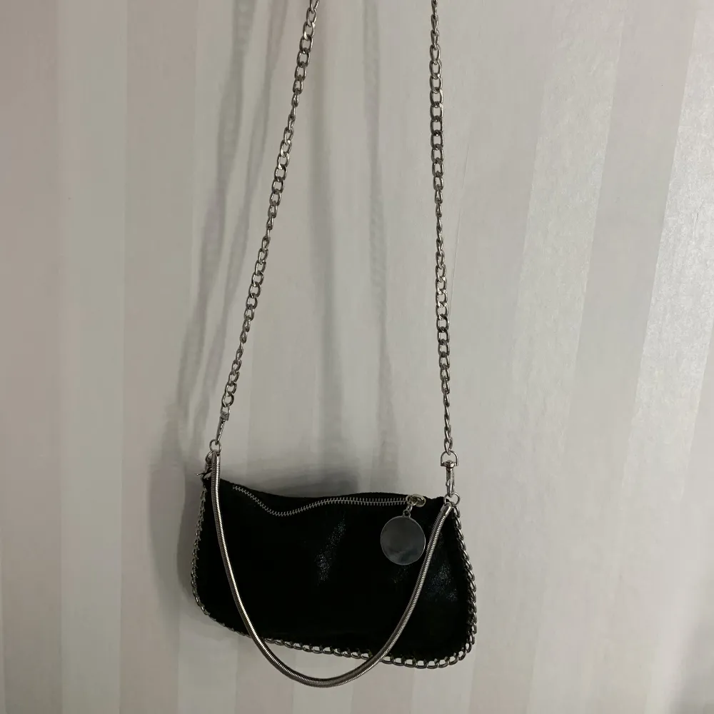 Jätte fin svart handväska från shein. Knappt använd. Ganska liten.💗. Väskor.