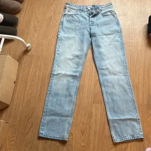 Såå snygga oanvända jeans ifrån zara, storlek 36! Midwaist💗