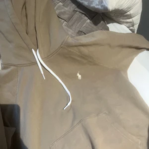 Ralph lauren hoodie - Beige hoodie från ralph lauren, använd fåtal gånger i nyskick💕Är i en large men tycker den är mer för en S/M