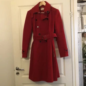 Karen millen jacka  - Oanvänd ståt och dammat i skåpet ny pris 4.500kr Pris kan diskuteras vid snabb affär 