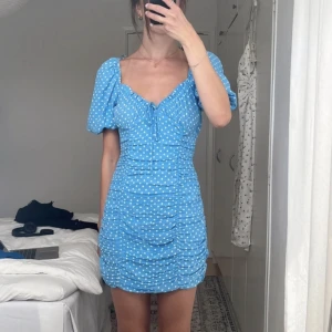 Blå prickig klänning från Zara - Mycket bra skick! Endast använd någon gång 