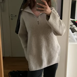 Stickad tröja - Superskön och varm tröja, storleken är XS men den är oversized 😊