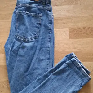 Lågmidje jeans från Bershka. Lite slitet vid vissa ställen men det är själva stilen på jeansen.  Storlek 36 men tycker den är lite oversized.