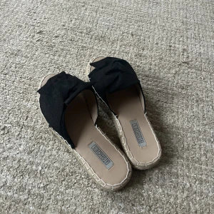 Tofflor  - Jättesöta tofflor från Nelly i storlek 36. Tofflorna är använda men syns endast på undersidan, överlag fint skick!! Pris: 200kr (Frakten stämmer ej!!) 