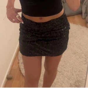 Kjol  - Jätte fin kjol från NAKD💕 Jag har sytt upp den lite för att den var lång. Nypris ligger på 399 kr💕 skriv om du har några frågor💕