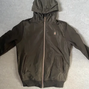 Moncler jacka - Väldigt snygg moncler jacka i bra kvalitet. Inga defekter eller nått annat finns då den är varsamt använd. Bara att skriva om funderingar eller frågor finns!