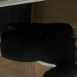 Glitter klänning  - Säljer denna snygga glitter klänning från Gina Tricot 🩷slitits vid händerna 