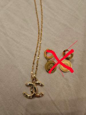 Chanel inspirerat halsband 22cm längd.    Örhängena är sålda!  Frakt på 15kr tillkommer 