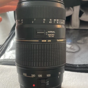 Tamron af 70-300mm telemacro - Sparsamt samband, endast använd fåtalet ggr, i övrigt legat i väskan… Säljes med motsolsskydd 