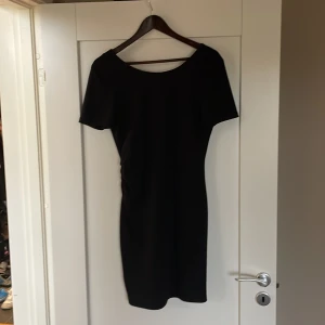 Klänning - Fin klänning som tyvärr är lite nopprig och därför säljer jag den billigt. Klänningen har en dragkedja i ryggen som syns på bild 2🥰 Skriv till mig för mer info💓 Köparen betalar frakt.