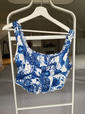 Fint linne - Jätte fint linne som jag dock tycker är lite för kort för mig🙃 Jätte fint mönster! I stolek L passar M. Säljer för 20kr