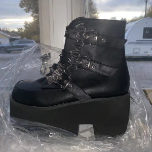 Demonia skor - Bik vegan leather  ASH55/BVL Original pris är runt 1600kr Aldrig använt så de är i helt nytt skick Köpte för ungefär 2 årsedan Sko kartongen ingår men den är lite sönder pga att mina husdjur har hoppat på den.