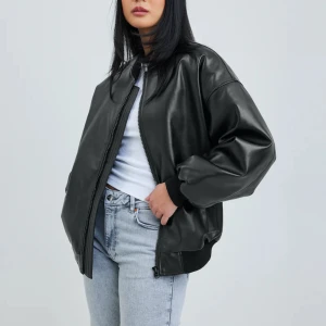 PU bomber jacka - helt slutsåld på bikboks hemsida & utgår snart från sortimentet 🖤🖤🖤 oversized