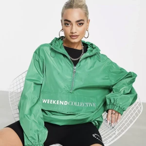 Grön jacka - Säljer denna ursnygga gröna jackan. Perfekt för vår och sommar, och framförallt på festival då den skyddar mot ölspill! 🍻   Säljer pga rensning, inga defekter på jackan! Köpt på Asos, slutsåld nu.