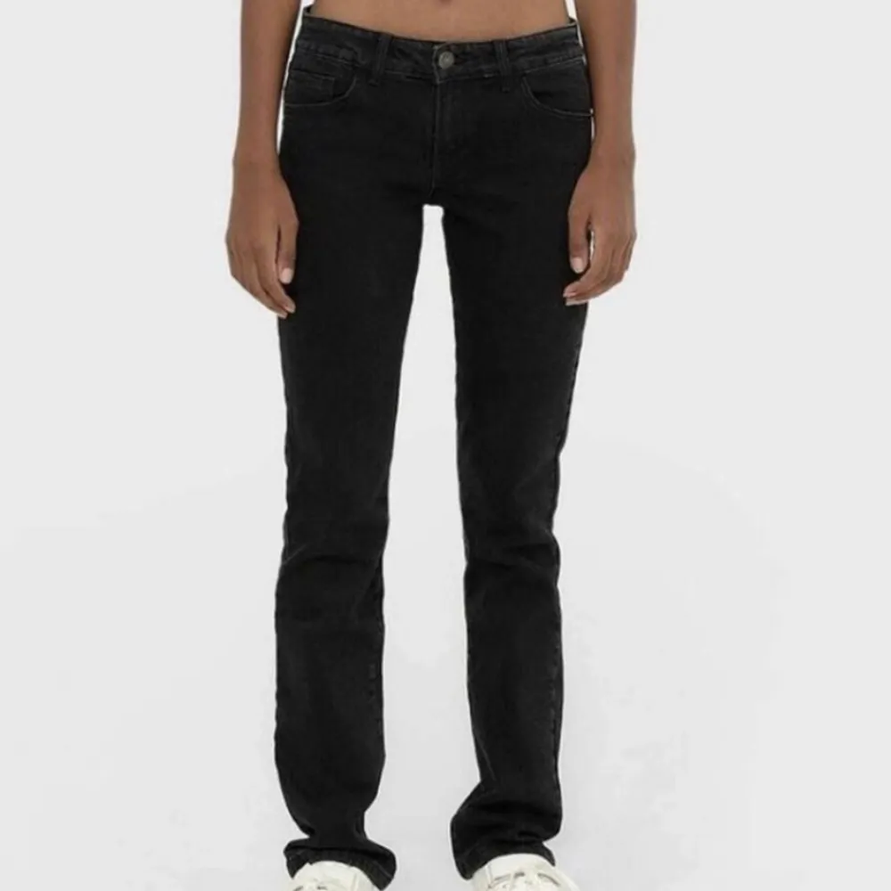 Säljer dessa as snygga lågmidjade jeans då de inte kommer till användning längre! De är avklippta längst ner och är lite långa på mig, jag är cirka 157. Går såklart att klippa mer om det behövs!💗. Jeans & Byxor.