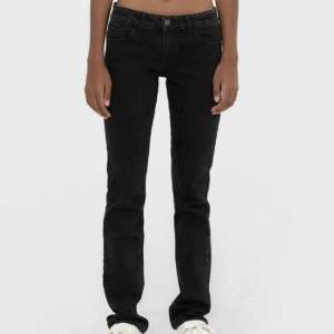 Säljer dessa as snygga lågmidjade jeans då de inte kommer till användning längre! De är avklippta längst ner och är lite långa på mig, jag är cirka 157. Går såklart att klippa mer om det behövs!💗