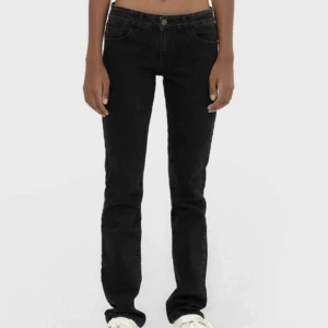 Lågmidjade jeans - Säljer dessa as snygga lågmidjade jeans då de inte kommer till användning längre! De är avklippta längst ner och är lite långa på mig, jag är cirka 157. Går såklart att klippa mer om det behövs!💗