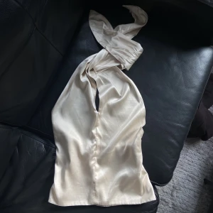 Topp🤍 - Chanpangefärgad topp i storlek Small. Halterneck.