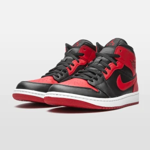 Air jordan 1 mids  - Använda i ca ett halvår. Köpta för 2200