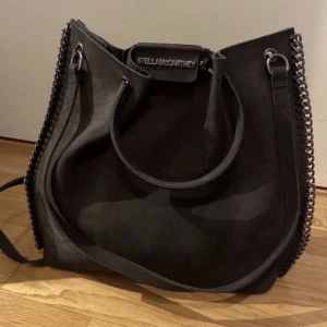 Väska  - Säljer denna väska då den aldrig kommer till användning. Aldrig använd!