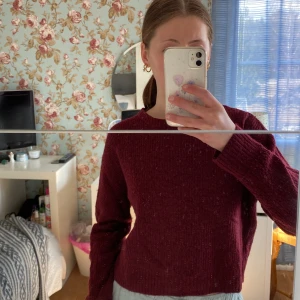 H&M stickad tröja - Stickad, vinröd tröja köpt på H&M. Lite smått nopprig men ingenting man märker om man inte tänker på det. Inte använd särskilt mycket. Köparen betalar frakt<3