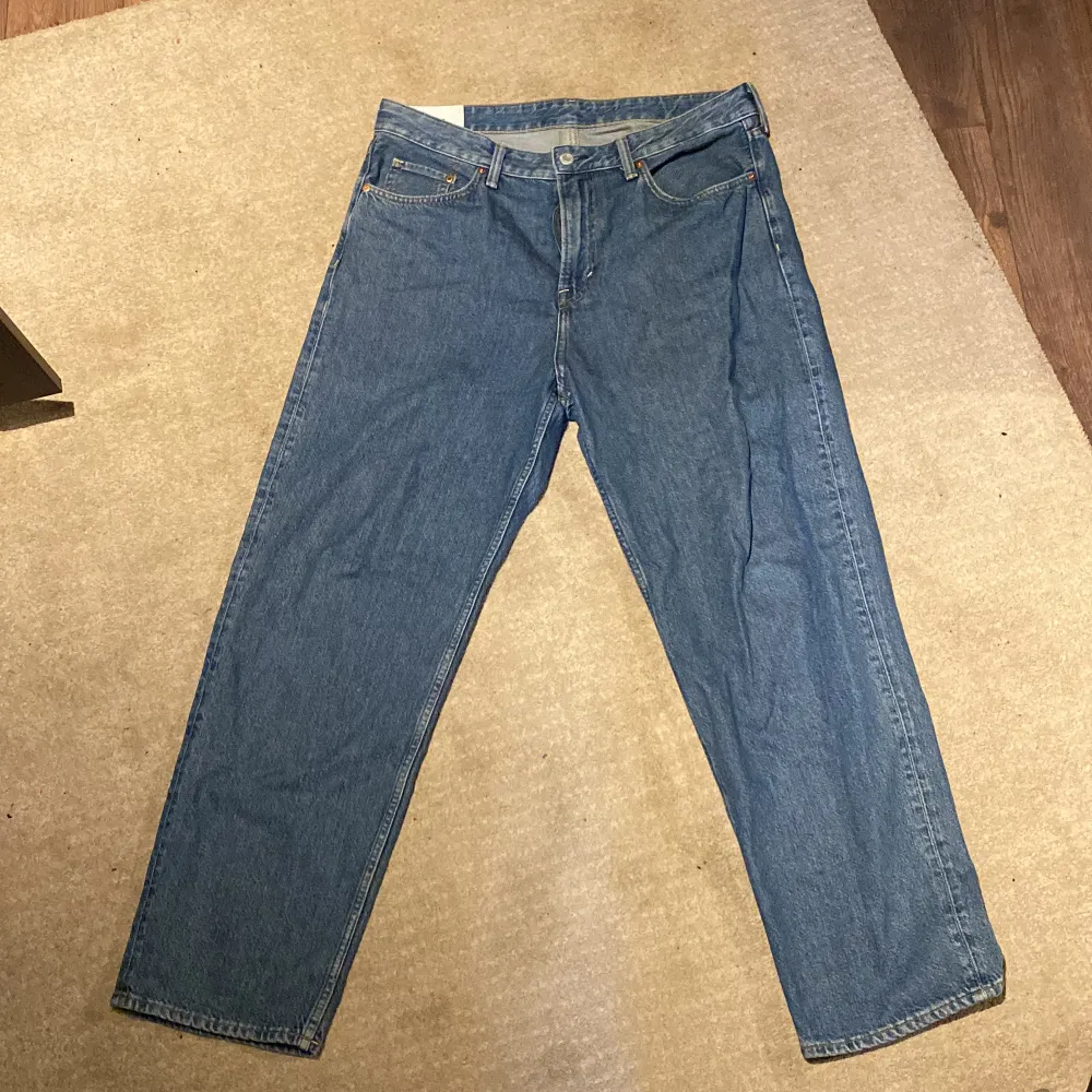 Ett par mörkblåa Jeans strlk 36/32 (aldrig använda). Jeans & Byxor.