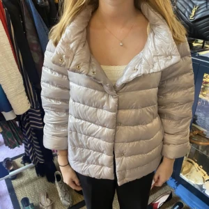 Herno jacka - Intressekoll på min hernojacka som är i superfint skick, den har en litet hål men de syns inte💞nypris: 4500kr