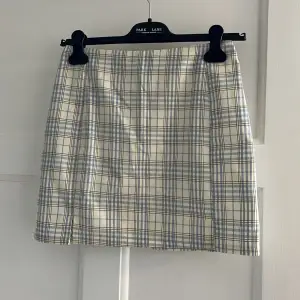 Supersöt och fin kjol som aldrig är använd💕 inte använd pga att den är för liten💕 storlek s från shein💕