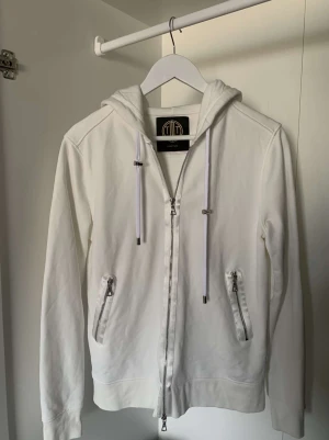 Limitato Zip Hoodie - Storlek: S Skick: 9/10 Pris: 1099kr Retail: 3000kr Box ingår  Pris och övriga frågor kan diskuteras!