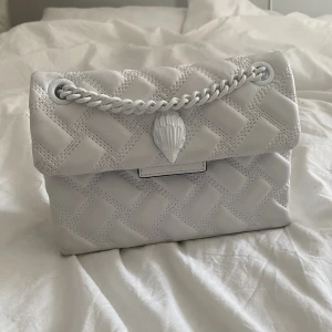 Kurt geiger väska - Intressekoll på min helvita Kurt geiger london väska. Köpt på Zalando för mindre en ett år sedan och är i väldigt bra skick. Nypris 1945kr. Många intresserade, köp direkt för 1100.