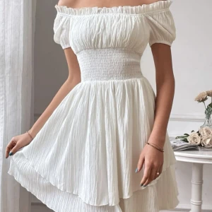 Vit klänning offshoulder  - Fin vit offshoulder klänning perfekt till sommaren och studenten! Helt ny och oanvänd. Säljer pga att jag beställde fel klänning. Säljer två så finns att köpa i S och M. 