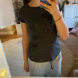 Svart skön tröja  - Väldigt skön och fin tröja att ha på sig dagligen och i skolan! Storlek: 134-140