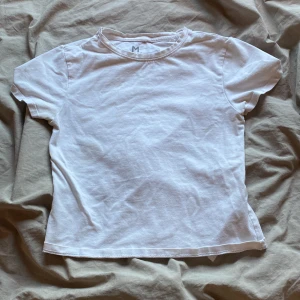 Vit tröja storlek: M  - Storlek på tröja: M